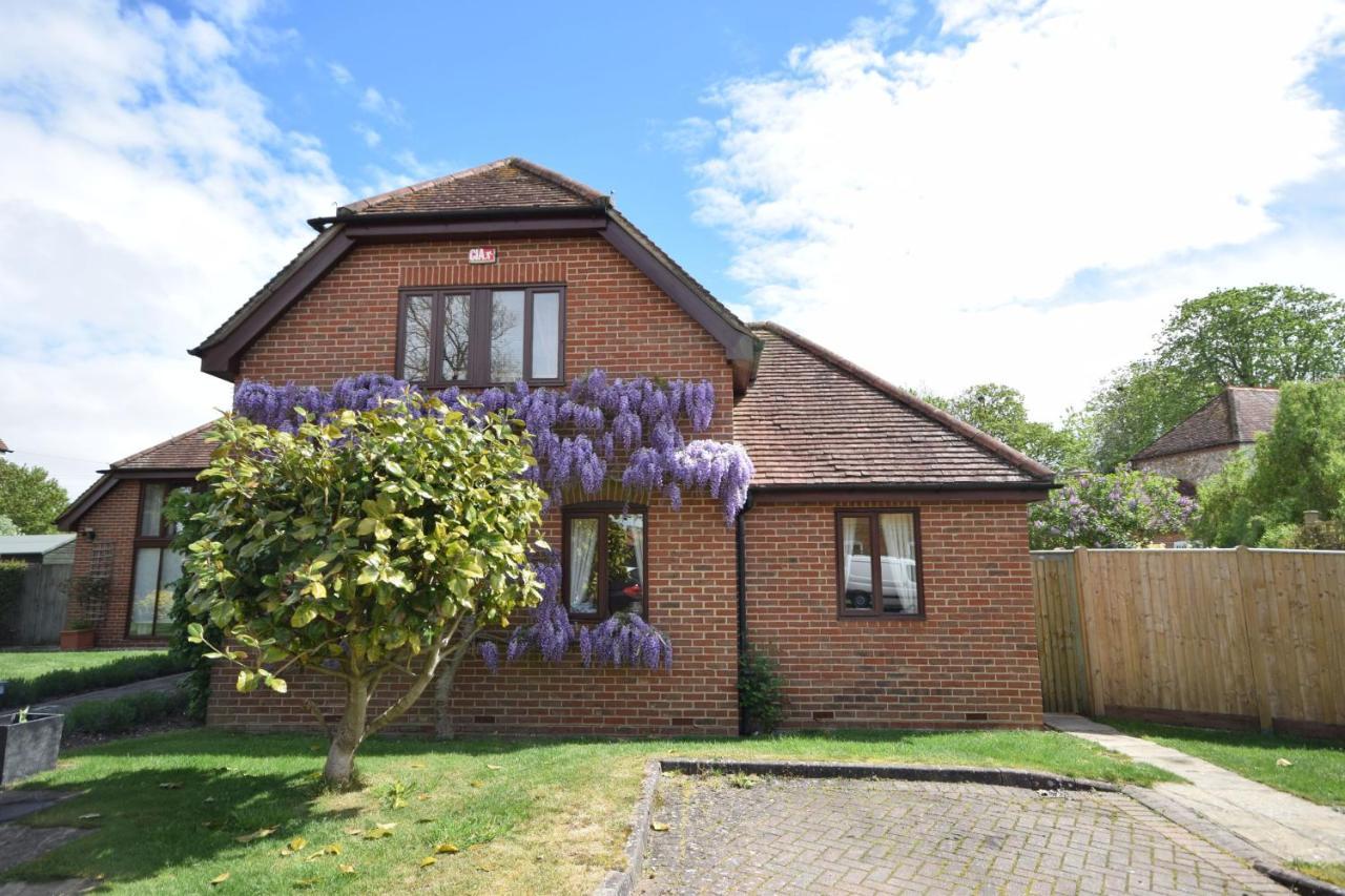 Wisteria Way, Tangmere Eksteriør bilde